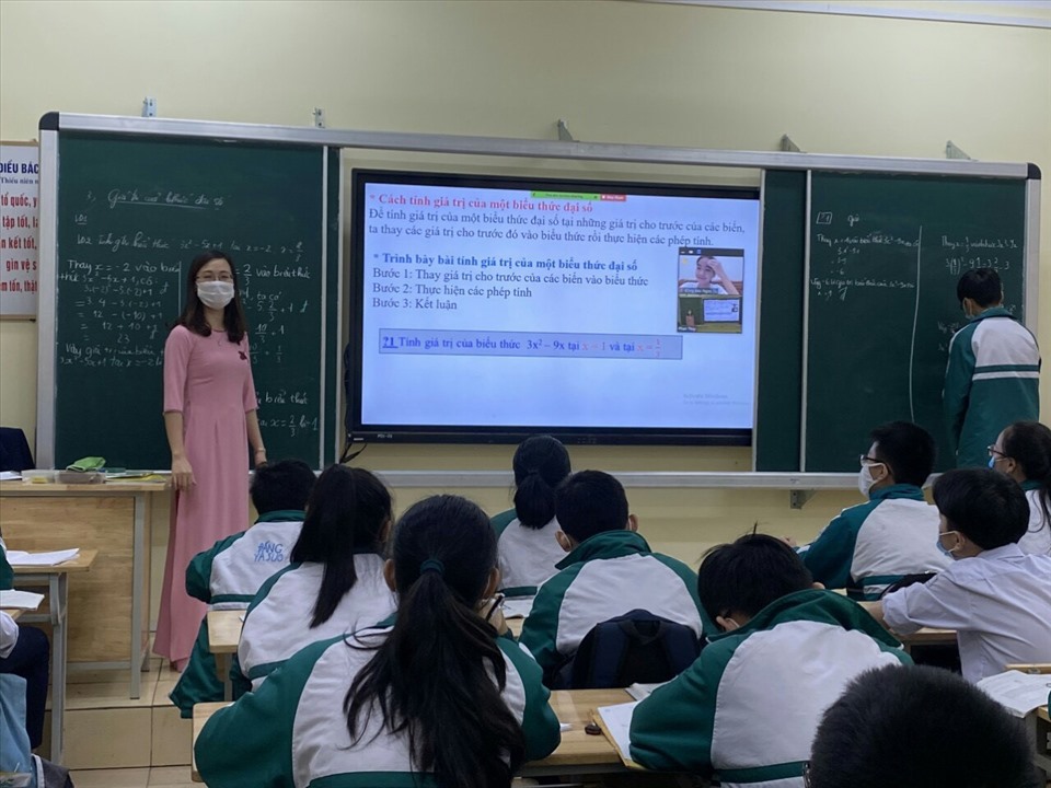 Kết nối trực tuyến từ lớp học tại Hạ Long với các học sinh chưa thể trở lại Quảng Ninh. Ảnh: CTV
