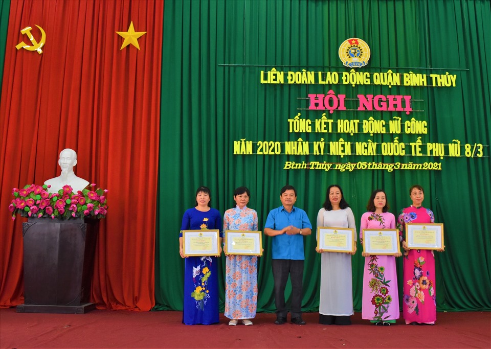 ông Đoàn Văn Dũng - Phó Chủ tịch LĐLĐ TP.Cần Thơ - trao bằng khen của Ban Thường vụ LĐLĐ TP.Cần Thơ cho các cá nhân và tập thể vì đã có thành tích xuất sắc trong phong trào thi đua lao động giỏi và xây dựng tổ chức Công đoàn vững mạnh năm 2020. Ảnh: Th.N