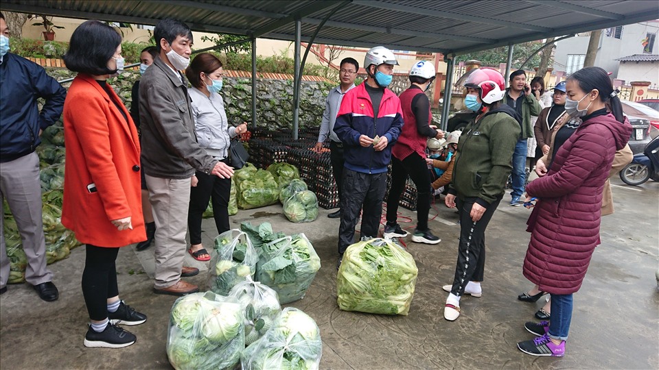 Cảnh mua bán tấp nập, chỉ vài phút diễn ra đã bán sạch những nông sản từ Hải Dương đưa tới.