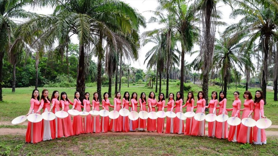 Ngoài việc mặc áo dài tới công sở, Ban Nữ công Công ty Điện lực Quảng Trị còn tổ chức cuộc thi ảnh áo dài