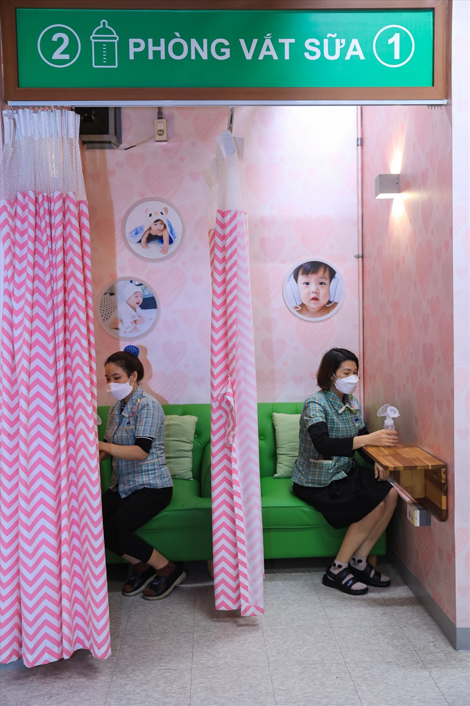 Nữ nhân viên trong cabin vắt trữ sữa tại Moommy Room của Samsung Việt Nam (chụp ngày 5.3). Ảnh: Hà Anh