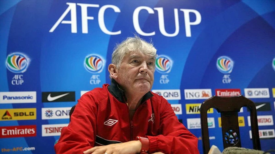 Huấn luyện viên Steve Darby lo ngại đội tuyển Việt Nam gặp khó nếu thi đấu tại UAE. Ảnh: AFC Cup
