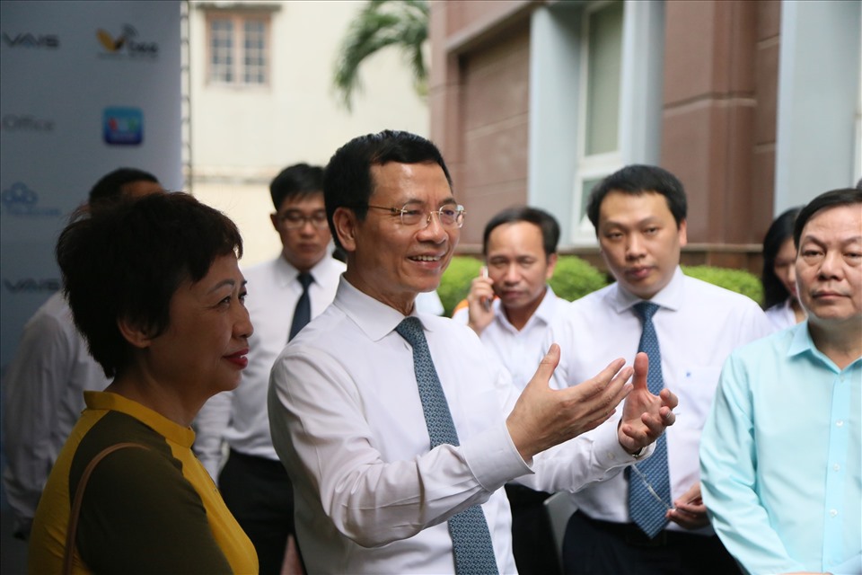 Bộ trưởng Nguyễn Mạnh Hùng trao đổi với các đại biểu, đơn vị trong triển lãm nhân Hội nghị Sơ kết công tác Thông tin và Truyền thông 6 tháng đầu năm và nhiệm vụ công tác trọng tâm 6 tháng cuối năm 2020. Ảnh: Thảo Anh