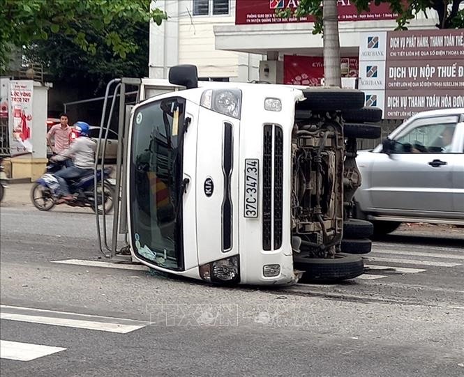 Hiện trường một vụ tai nạn giao thông nghiêm trọng xảy ra tại Quảng Bình sáng 5.3. Ảnh: Đức Thọ/TTXVN