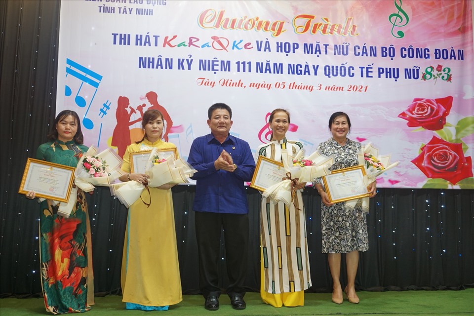 Ông Võ Văn Dũng – Chủ tịch LĐLĐ trao Bằng khen LĐLĐ tỉnh cho tập thể và cá nhân đạt thành tích phong trào thi đua nữ 2 giỏi năm 2020.