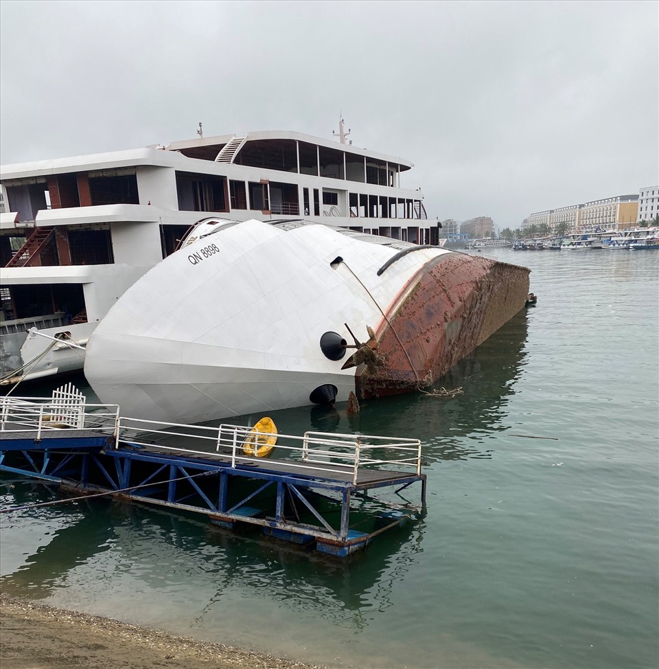 Hiện trường vụ tàu lật nghiêng tại Cảng tàu du lịch quốc tế Tuần Châu sáng 6.3. Ảnh: Nguyễn Hùng