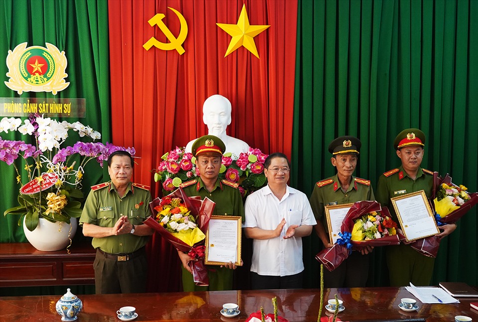 Ông Trần Việt trường (giữa, áo trắng) và Thiếu tướng Nguyễn Văn Thuận (trái) khen thưởng cho các phòng nghiệp vụ công an TP.cần Thơ. Ảnh: Trần Lưu.