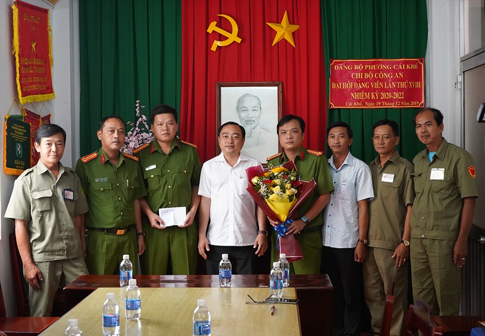 Khen thưởng lực lượng công an quận Ninh Kiều và công an phường Cái Khế có thành tích xuất sắc phá vụ án. Ảnh: Trần Lưu.