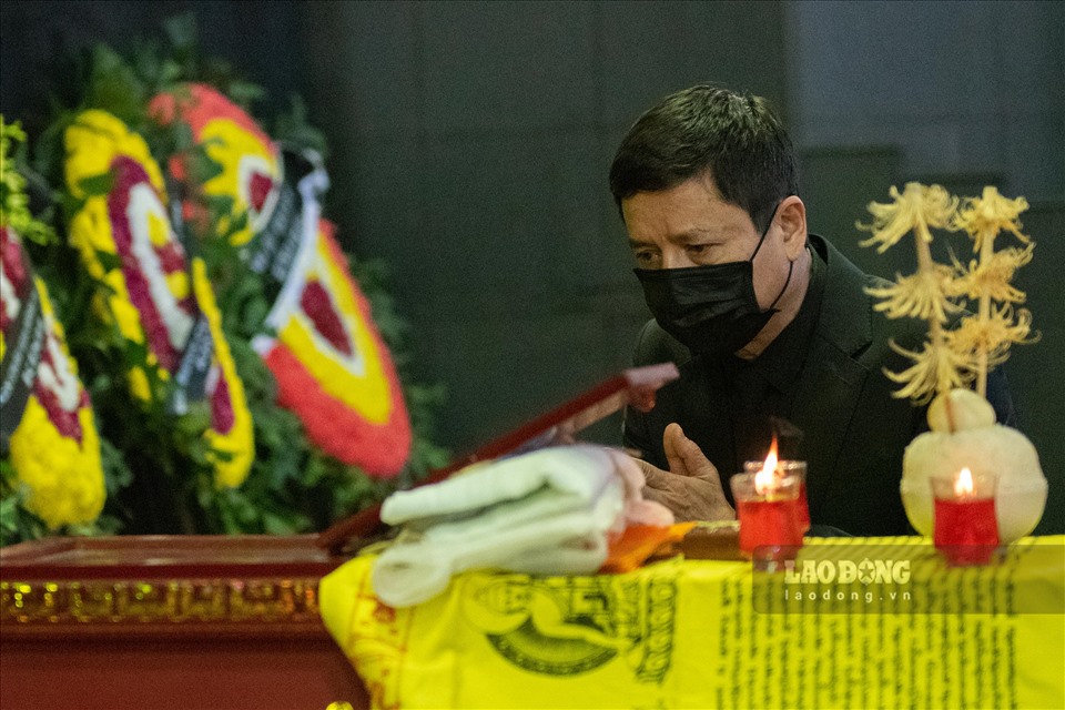 NSƯT Chí Trung, giám đốc Nhà hát Tuổi trẻ, đã đến dự lễ tang và chia buồn cùng gia đình.