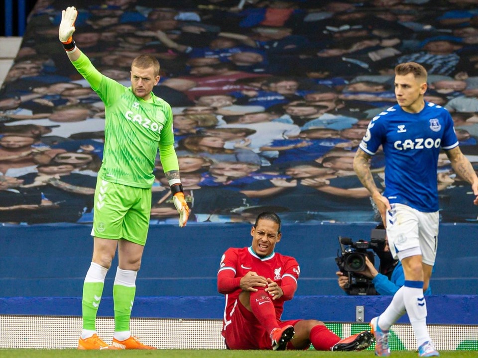 Chấn thương của Virgil van Dijk đã mở đầu cho mùa giải khốn khổ của Liverpool. Ảnh: AFP