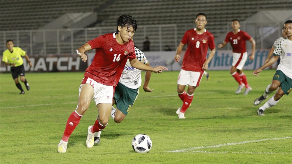 Huấn luyện viên Shin Tae-yong đôn lứa U22 lên thi đấu cho đội tuyển Indonesia. Ảnh: Bola