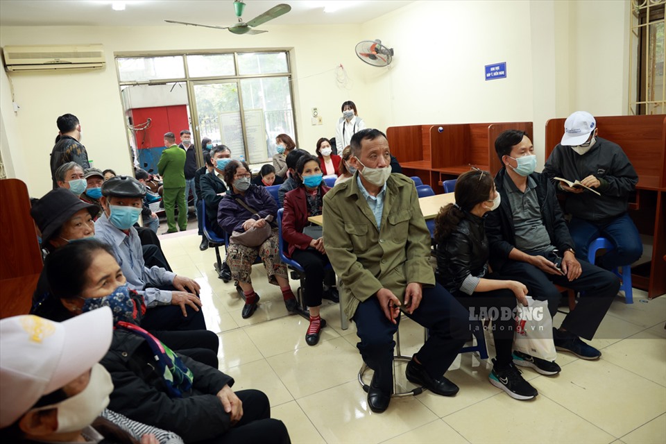 Tối ngày 5.3, tại trụ sở của Đội Cảnh sát Quản lý hành chính và trật tự xã hội, Công an quận Đống Đa (ở 119B Thái Hà, quận Đống Đa) có rất đông người dân tập trung đến làm căn cước công dân gắn chíp điện tử.