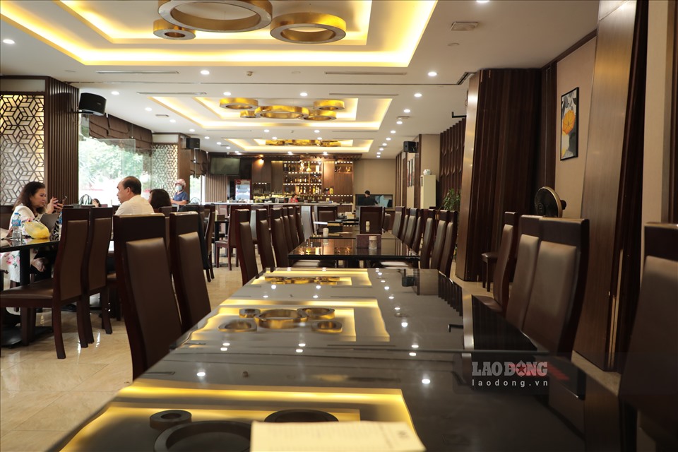 Không gian của nhà hàng Hà Đăng (đường Thành Thái, phường Dịch Vọng, quận Cầu Giấy) khá rộng và thoáng nhưng lượng khách cũng không nhiều.
