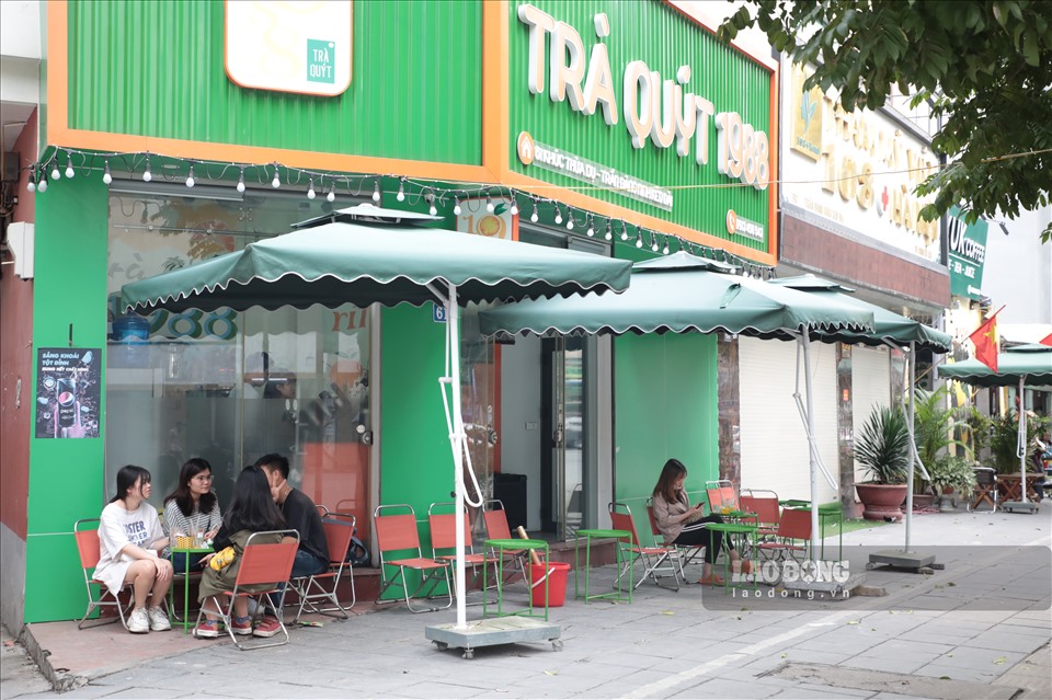 Nhiều quán trà chanh, quán đồ uống khác ngay cạnh mặt đường Khúc Thừa Dụ (quận Cầu Giấy) nhưng cũng trong tình trạng thưa thớt khách.