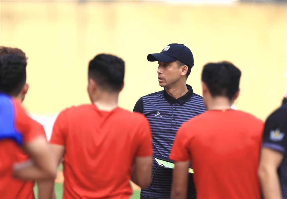 Huấn luyện viên Vũ Như Thành lần đầu dẫn dắt một đội bóng chuyên nghiệp. Ảnh: Hoài Thu