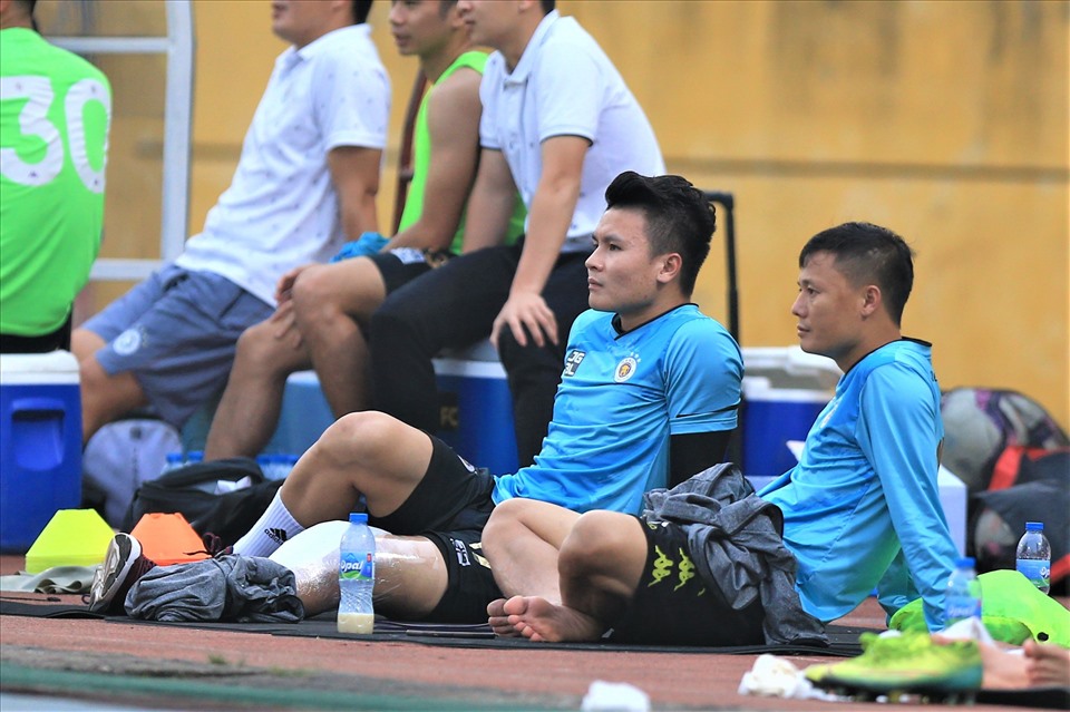 Chấn thương của Quang Hải không quá nghiêm trọng và anh có thể trở lại trong trận đấu với Hải Phòng tại V.League 2021 cuối tuần sau. Ảnh: Hoài Thu
