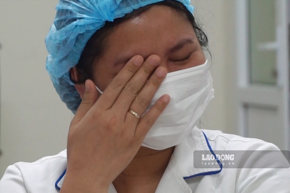 Điều dưỡng Đỗ Thị Kim Trinh vừa nói vừa lấy tay lau vội giọt nước mắt vì xúc động.