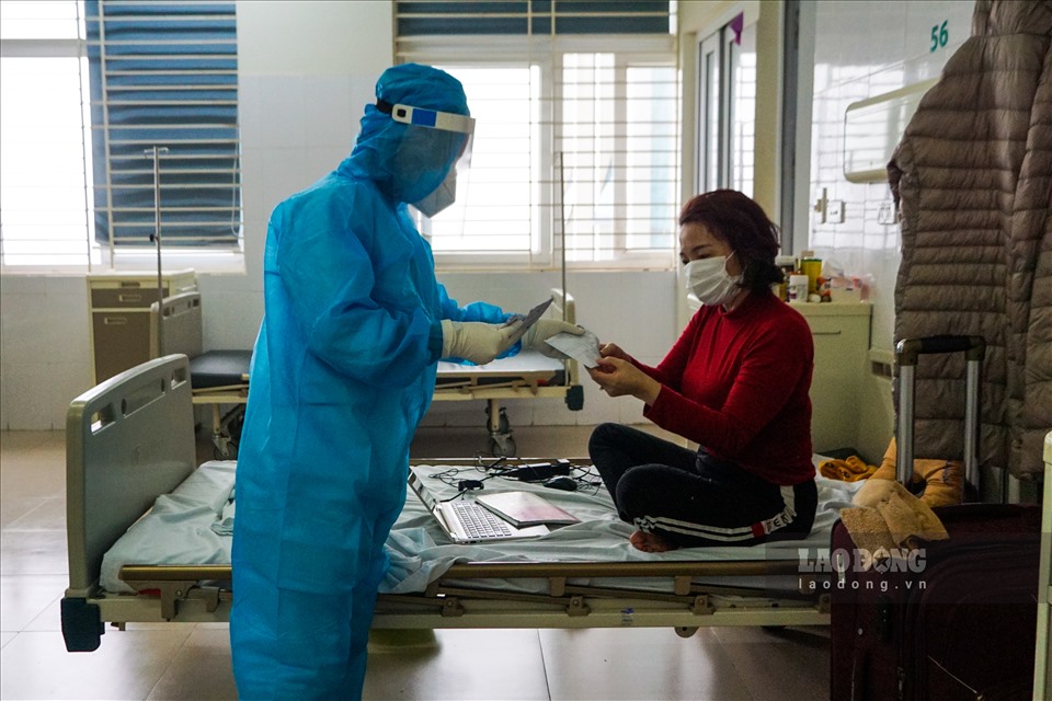Điều dưỡng Đỗ Thị Kim Trinh đi phát thuốc cho những bệnh nhân mắc COVID-19 tại Bệnh viện Bệnh Nhiệt đới Trung ương.