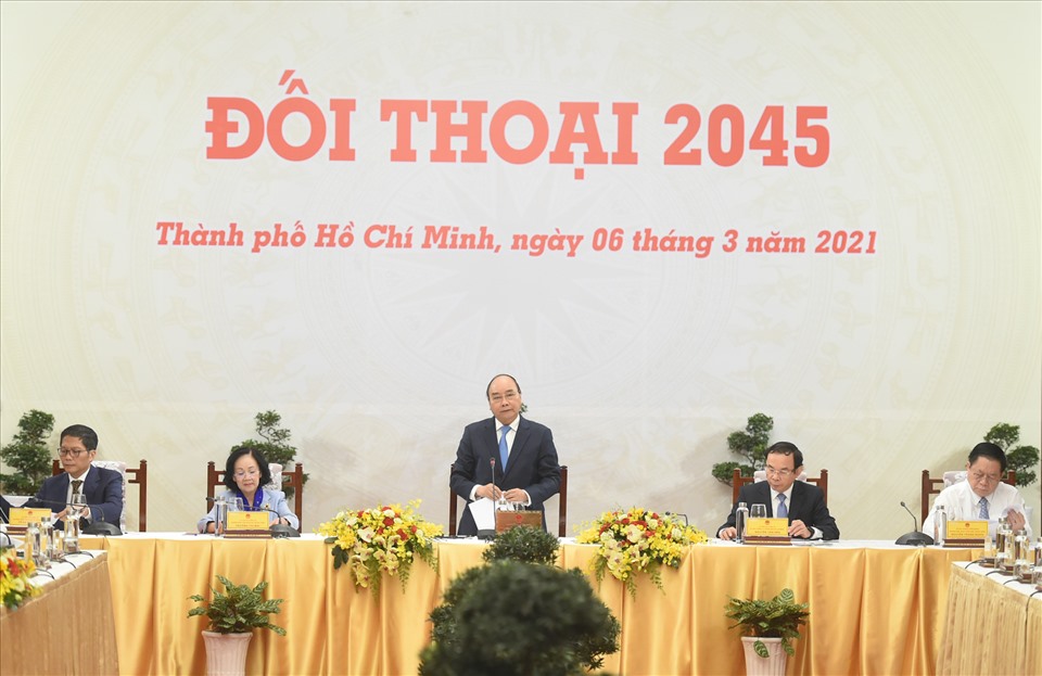 Thủ tướng Nguyễn Xuân Phúc phát biểu tại buổi Đối thoại 2045 chiều 6.3. Ảnh: VGP/Quang Hiếu