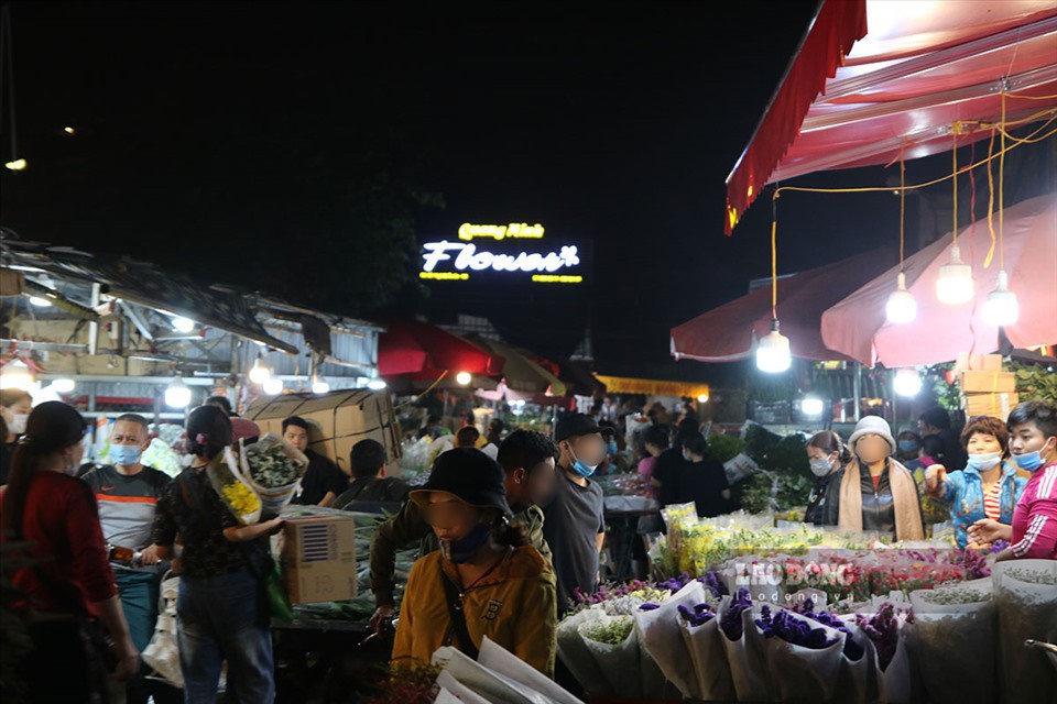 Theo ghi nhận của Lao Động, đêm 7.3, khung cảnh trao đổi, mua bán các loại hoa tại chợ Quảng An trở nên đông đúc, tấp nập hơn mọi khi. Các thương lái, mối buôn, khách lẻ từ khắp nơi đổ về chợ nhập hàng, mua bán.