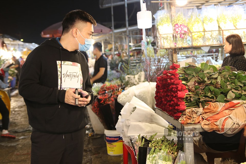 Anh Nguyễn Phong Hào (22 tuổi, trú tại Thành Công, Ba Đình, Hà Nội) chia sẻ, năm nay dịp mùng 8.3 rơi vào ngày đầu tuần. Vì vậy, anh đã tranh thủ ngày cuối tuần được nghỉ đi mua hoa tặng mẹ và bạn gái. Đây cũng là dịp để anh có nhiều thời gian hơn cho gia đình.