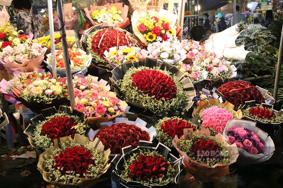 Chị Nguyễn Thị Hoa, tiểu thương bán hoa tại chợ Quảng Bá cho biết, mấy ngày gần đây chị cũng đã bán được số lượng lớn hoa để chuẩn bị cho ngày mùng 8.3. Với những loại hồng bó, sẽ có mức giá khác nhau, dao động từ 500.000 - 1.200.000 đồng/bó.
