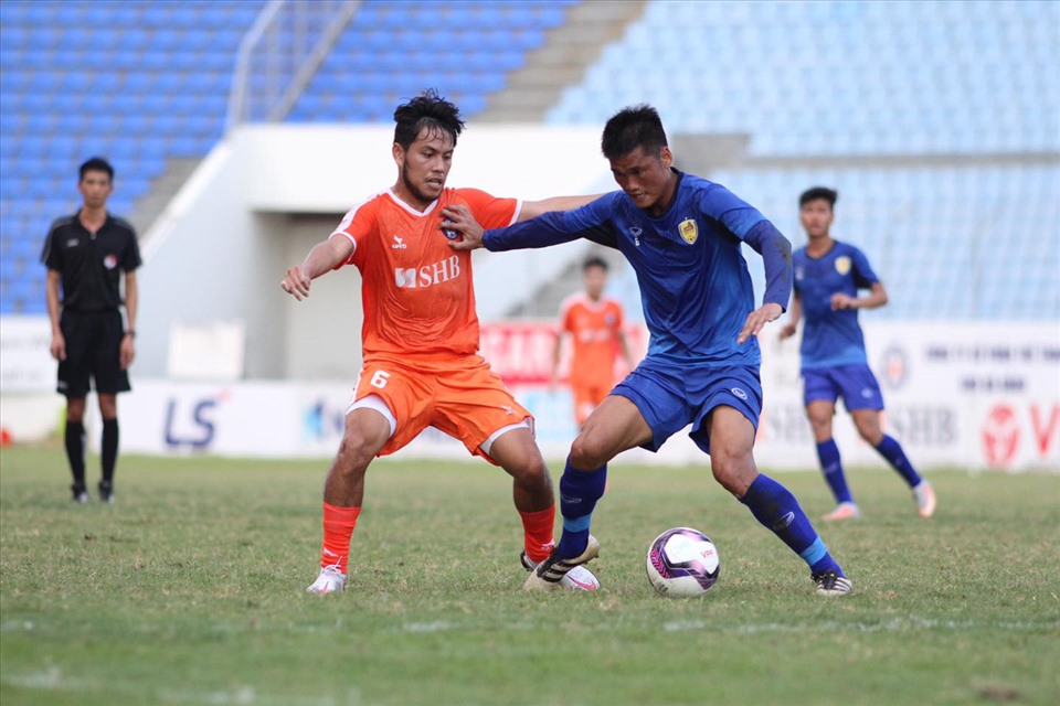 Đà Nẵng (áo cam) bị thua 0-2 trước Quảng Nam chiều 6.3. Ảnh: Định Nguyễn.
