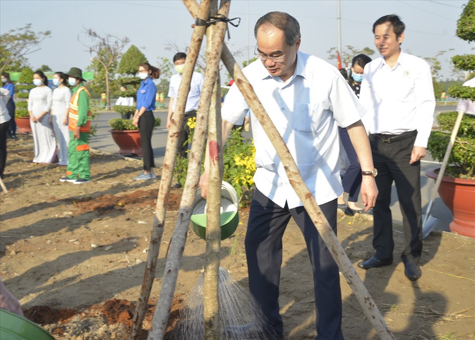 Ông Nguyễn Thiện Nhân - nguyên Bí thư Thành ủy TPHCM, Trưởng đoàn Đại biểu Quốc hội TPHCM tham gia trồng cây.  Ảnh: M.Q