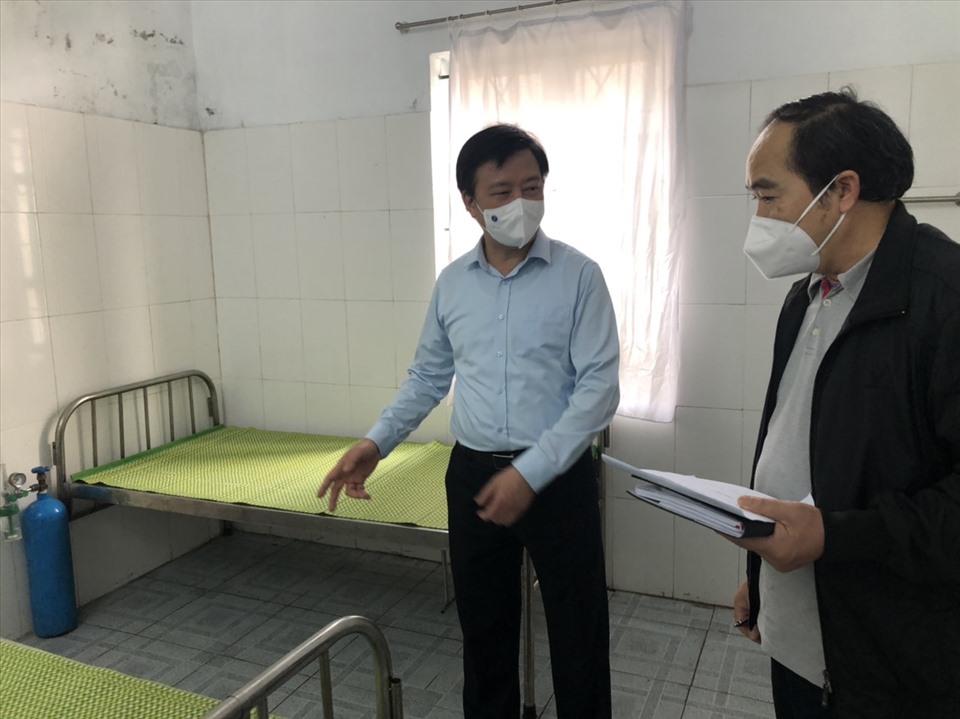 Bí thư Tỉnh ủy Hải Dương kiểm tra công tác chuẩn bị tiêm vắc xin tại huyện Kim Thành. Ảnh BC HD