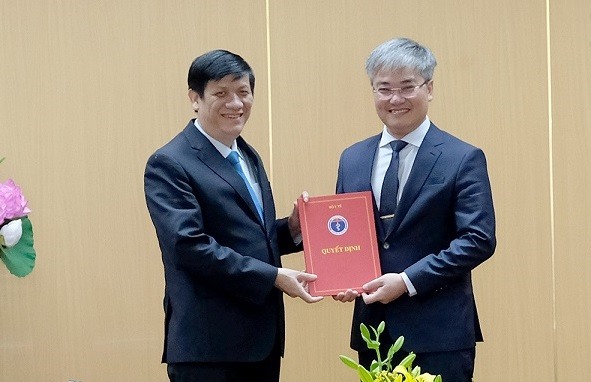 Bộ trưởng Bộ Y tế Nguyễn Thanh Long trao quyết định và chúc mừng ông Trần Tuấn Linh. Ảnh BYT