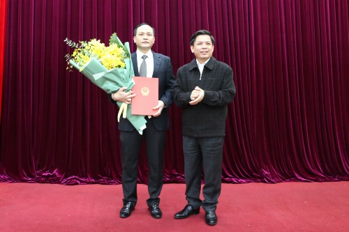 Bộ trưởng Nguyễn Văn Thể trao Quyết định cho ông Nguyễn Hữu Thanh. Ảnh BGTVT