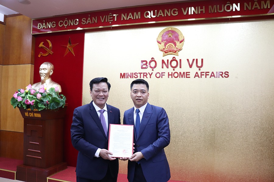 Ông Trần Lưu Trung (bên phải) - Chuyên viên chính Vụ Hợp tác quốc tế, Bộ Nội vụ giữ chức vụ Phó Vụ trưởng Vụ Tiền lương, Bộ Nội vụ. Ảnh BNV