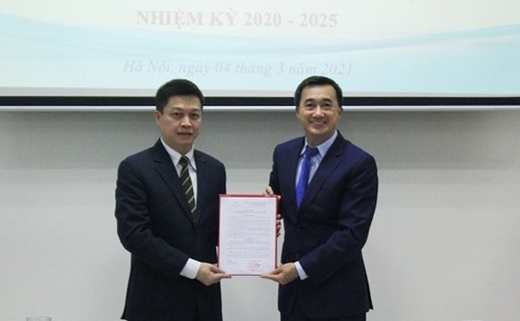 Thứ trưởng Bộ Y tế Trần Văn Thuấn trao quyết định công nhận Hiệu trưởng Trường Đại học Y tế Công cộng. Ảnh BYT