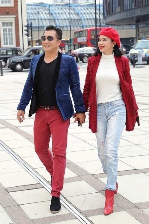 Khi dạo phố ở London, cả hai mặc trang phục len phối jeans phong cách năng động.