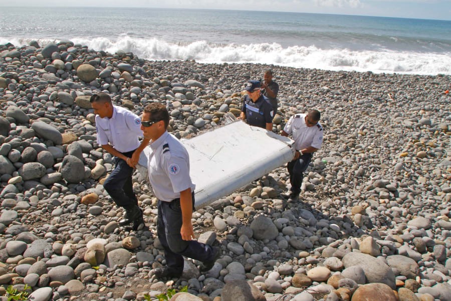 Mảnh vỡ MH370 tìm thấy trên đảo Reunion. Ảnh: AFP
