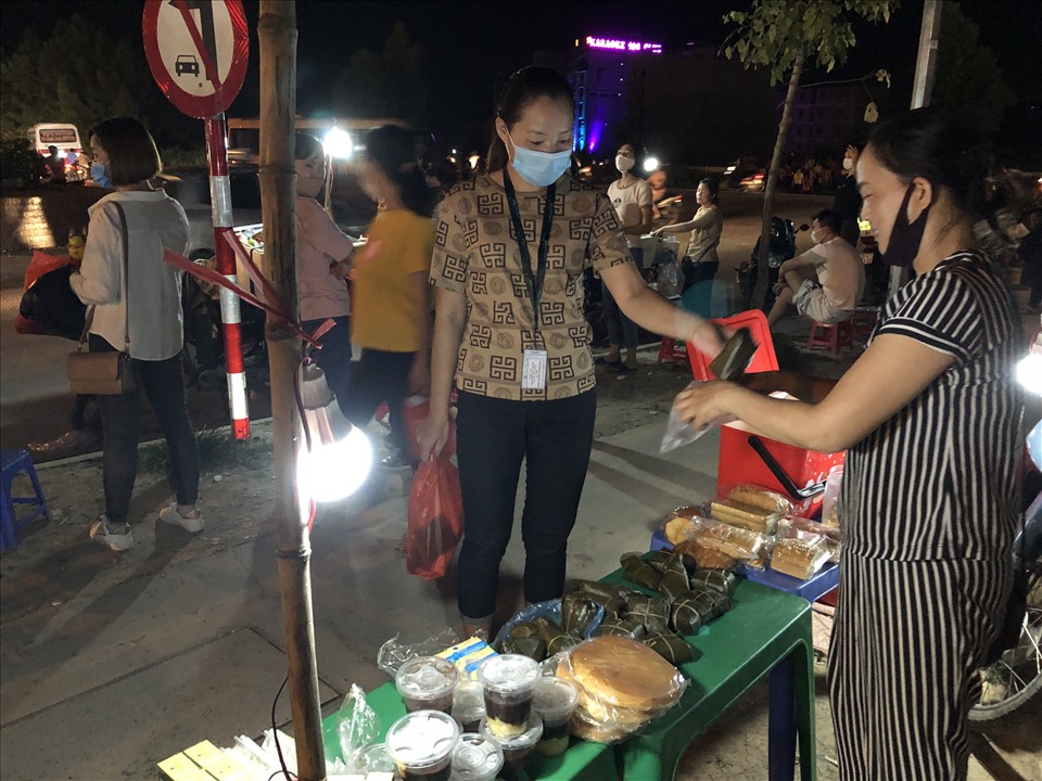 Bữa ăn tối của nhiều nữ công nhân tại KCN Vân Trung (Bắc Giang) trước khi vào làm ca đêm nhiều khi chỉ là một chiếc bánh. Ảnh chụp tháng 9.2020. Ảnh: Bảo Hân