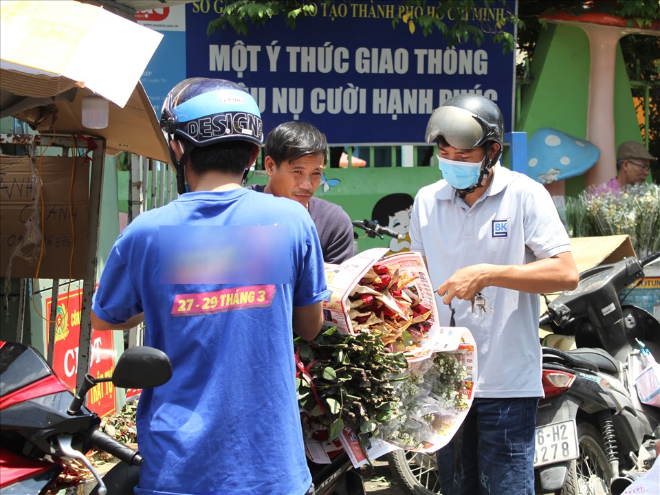 Dù giá hoa tăng mạnh nhưng cả người mua và người bán đều hài lòng. Ảnh: Thanh Vũ