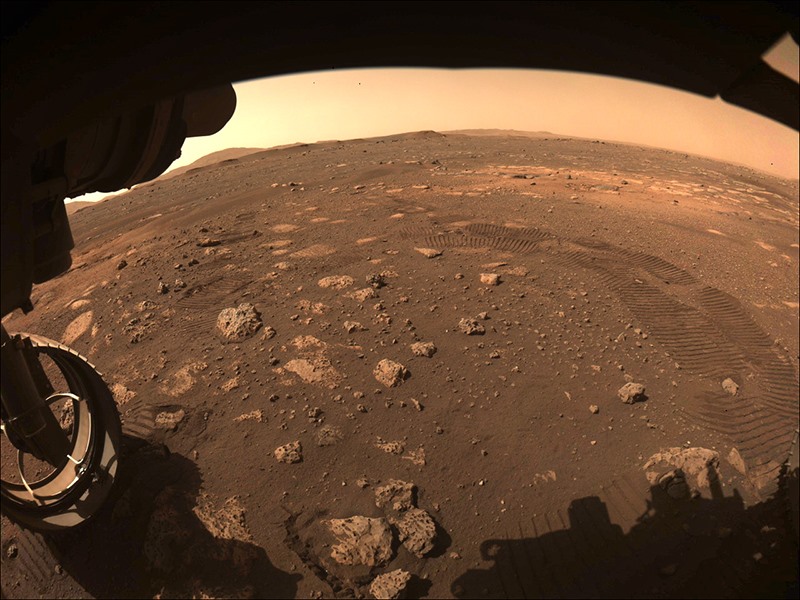 5. Chiếc xe đầu tiên của Perseverance Hazcam: Hình ảnh này được chụp trong khi chiếc xe rover Perseverance của NASA lái xe trên sao Hỏa lần đầu tiên vào ngày 4 tháng 3 năm 2021. Một trong những Máy ảnh tránh nguy hiểm của Perseverance (Hazcam) đã chụp được hình ảnh này khi chiếc xe du lịch hoàn thành một đoạn đường ngắn và rẽ khỏi nó bãi đáp ở Jezero Crater. Hình ảnh và chú thích đầy đủ ›
