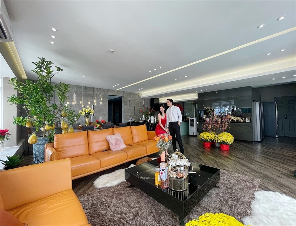 Khánh My mới chuyển tới căn hộ rộng 200 m2 ở 'khu nhà giàu” Phú Mỹ Hưng, quận 7 từ đầu tháng 2. Không gian phòng khách được cô bố trí tỉ mẩn, gọn gàng.