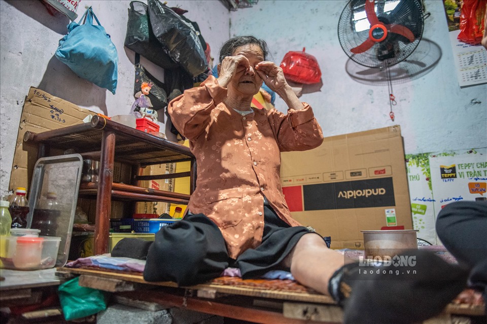 Bà Nguyễn Thị Xinh, 78 tuổi, rời bỏ quê hương ngay khi vừa đẻ đứa con gái, lúc bà 17 tuổi. Hiện, bà sống cùng người con trong căn nhà nhỏ. Cũng giống như nhiều người phụ nữ khác trong xóm, bà chưa một lần được hưởng cảm giác được tôn vinh trong ngày 8.3.