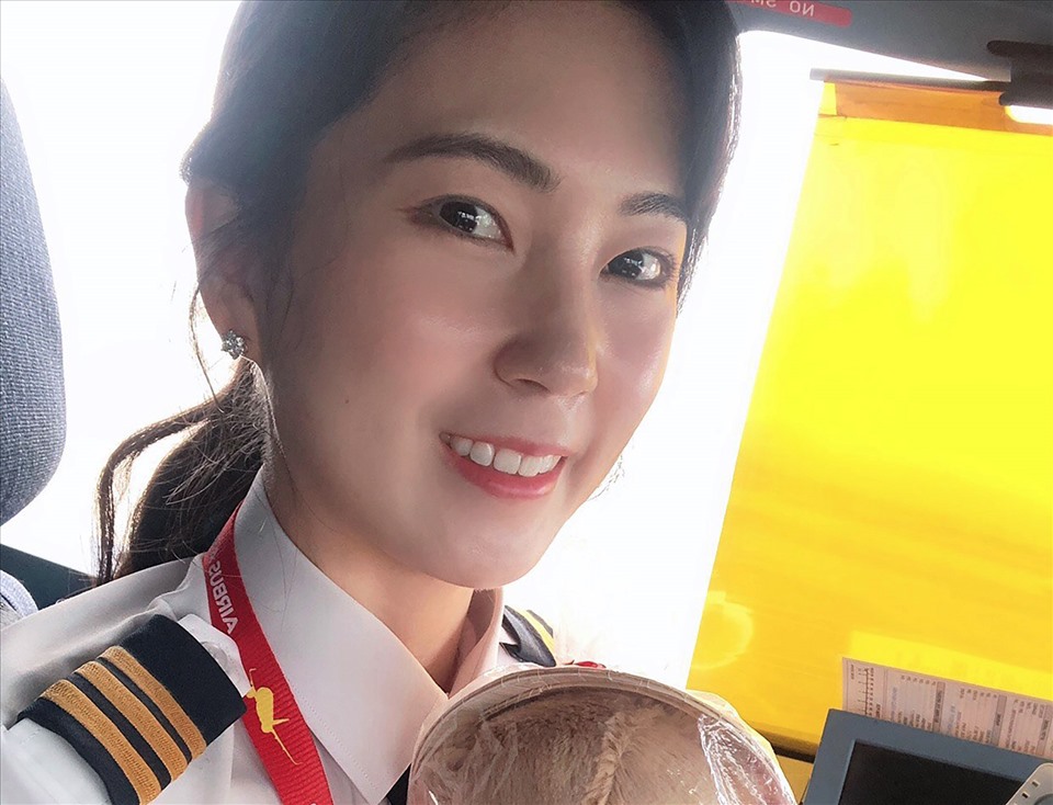 Min Hee từng là nữ tiếp viên nhưng bị cuốn hút bởi thế giới diệu kỳ trong buồng lái tàu bay nên đã quyết tâm theo học để trở thành phi công.
