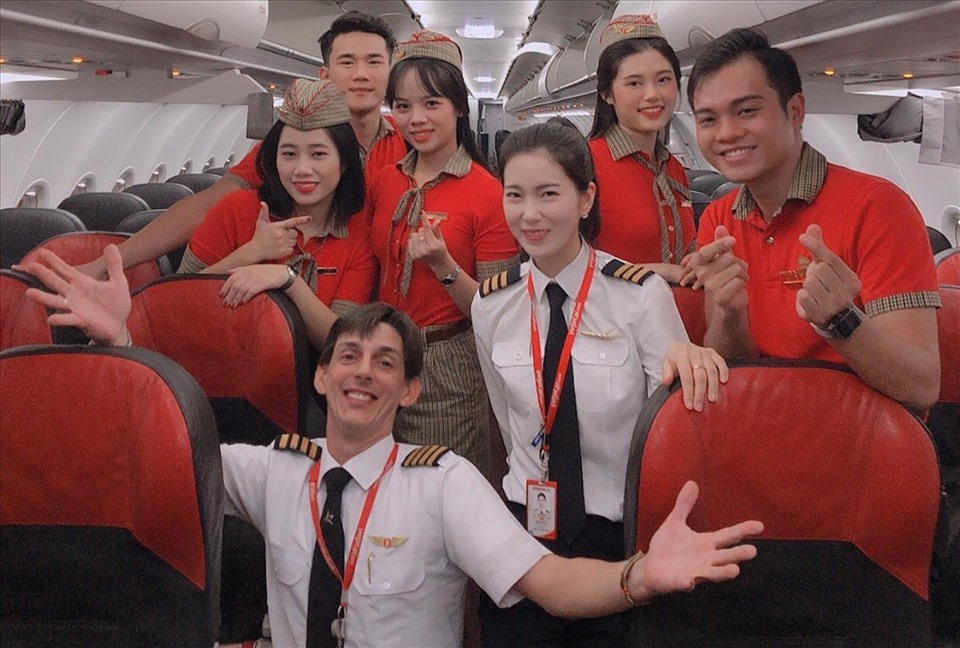 MinHee cùng các đồng nghiệp tại Vietjet sau một chuyến bay.