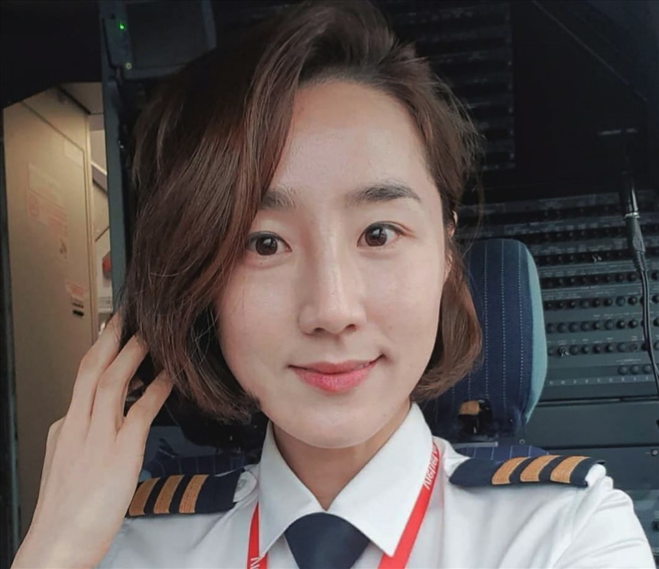 Nữ phi công xinh đẹp Park Ji Young bắt đầu hành trình trở thành phi công sau một thời gian là tiếp viên hàng không