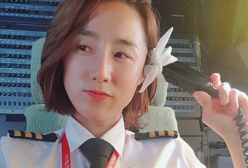 Young hiện đang là một trong số những nữ phi công người nước ngoài xinh đẹp của Vietjet.