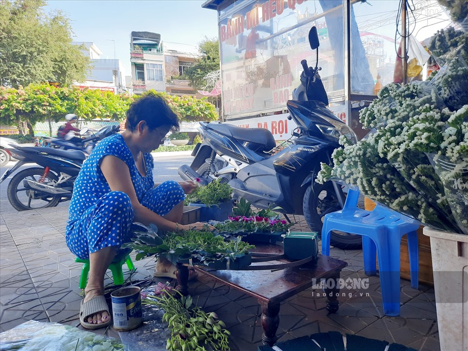 4. Bà Lộc (chủ cửa hàng hoa) cho biết: “Năm nay, hoa hồng kem, hồng vàng đang được khách hàng ưa chuộng nên có giá rất cao. Thường ngày, mỗi giỏ hoa giá dao động từ từ 100.000đ đến 200.000đ tuy nhiên đến những ngày này thì giá tăng lên đến 300.000đ hoặc 400.000đ một bó tuỳ theo kích cỡ và màu sắc của những loài hoa”.