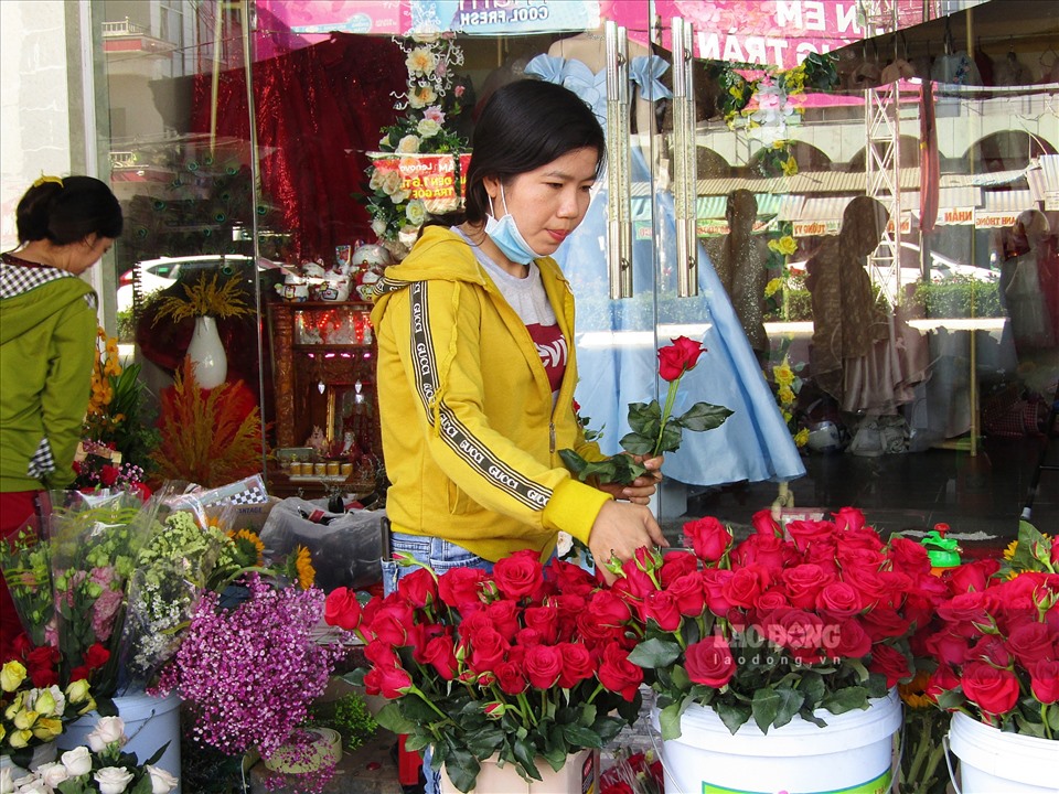 “Trong ngày lễ đặc biệt này, khách hàng chuộng nhất là hoa hồng, những cành hoa được bó thành một bó lớn hoặc thiết kế thành những giỏ hoa xinh xắn được khách hàng rất ưa chuộng. Mặc dù, giá hoa tươi có tăng hơn so với ngày thường nhưng khách hàng vẫn yêu thích và vui vẻ mua cho mình những bó hoa tươi đẹp. Mỗi năm có một lần thôi, nên dù giá hoa có đắt thế nào cũng xưng đáng”. Chị Ngọc Tuyền (chủ cửa hàng hoa)vui vẻ nói.