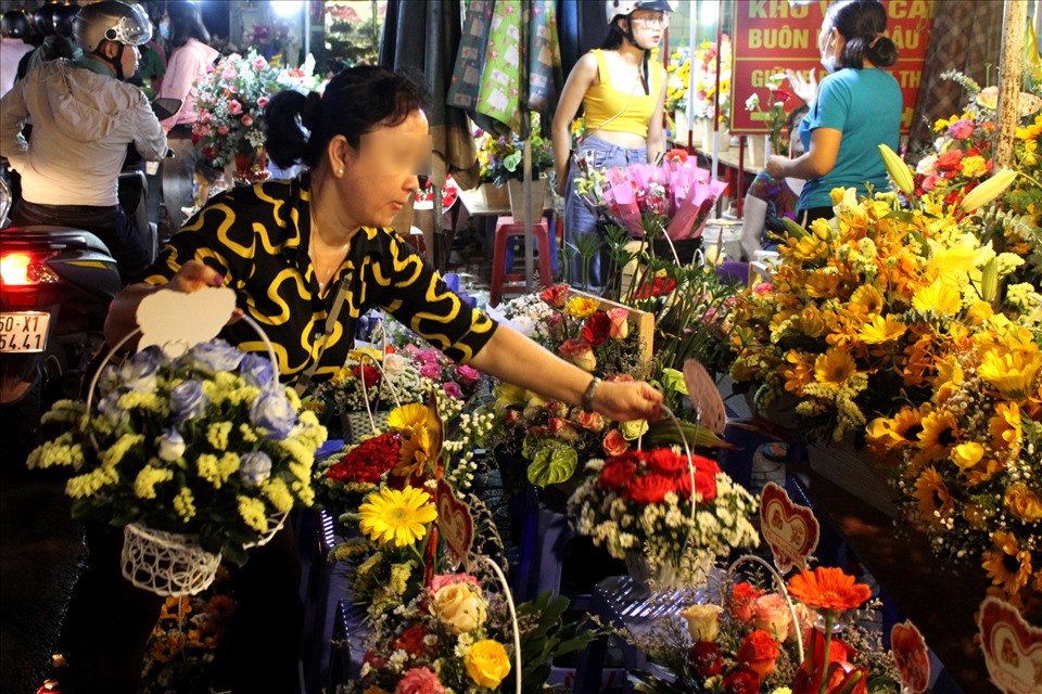 Suốt đêm 7.3, để chuẩn bị cho những bó hoa phục vụ ngày Quốc tế Phụ Nữ, chợ hoa Hồ Thị Kỷ càng trở nên nhộn nhịp hơn.