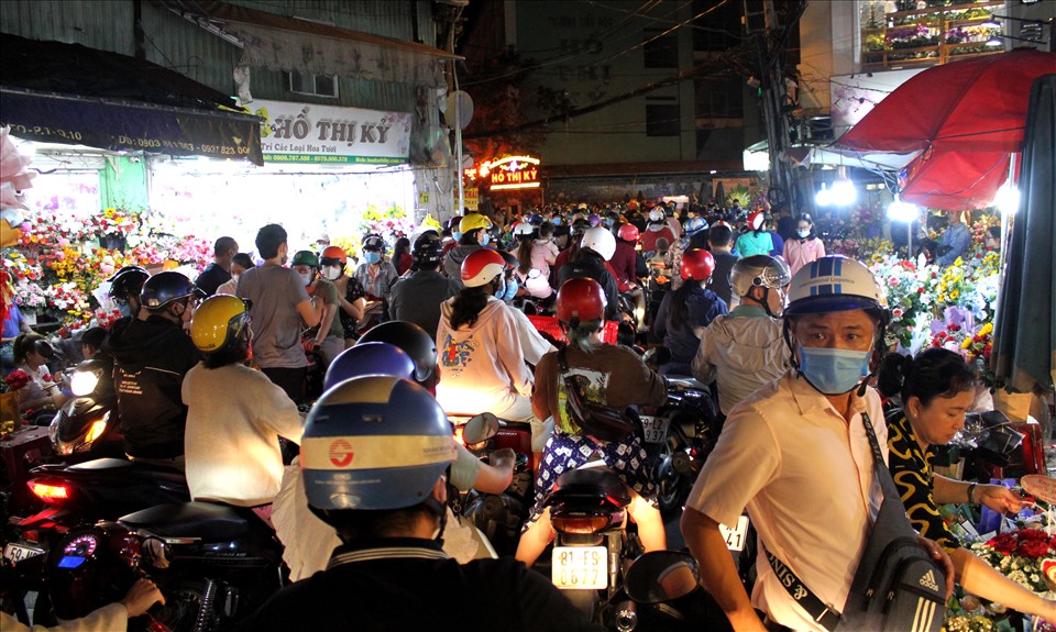 Ghi nhận của phóng viên báo Lao Động, khoảng 21h00 ngày 8.3, khu vực chợ hoa Hồ Thị Kỷ (quận 10) vẫn đông nghịt người đến mua hoa.