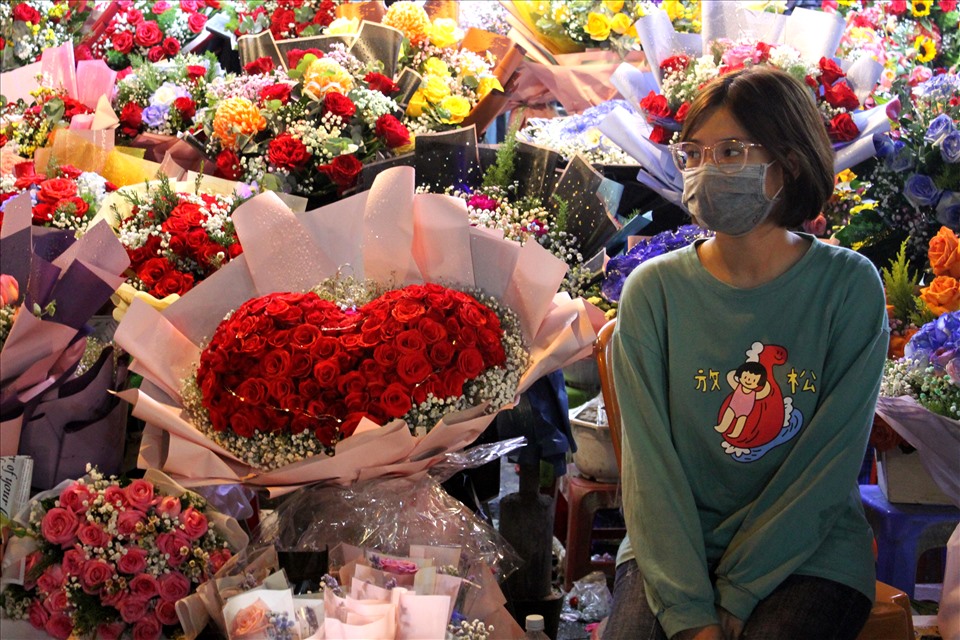 Chị Hồng Loan, chủ một sạp hoa cho biết: “Hy vọng đợt 8.3 này sẽ giúp thị trường hoa năm nay khả quan hơn, bù lại một năm kinh doanh không hiệu quả vì dịch COVID-19“.