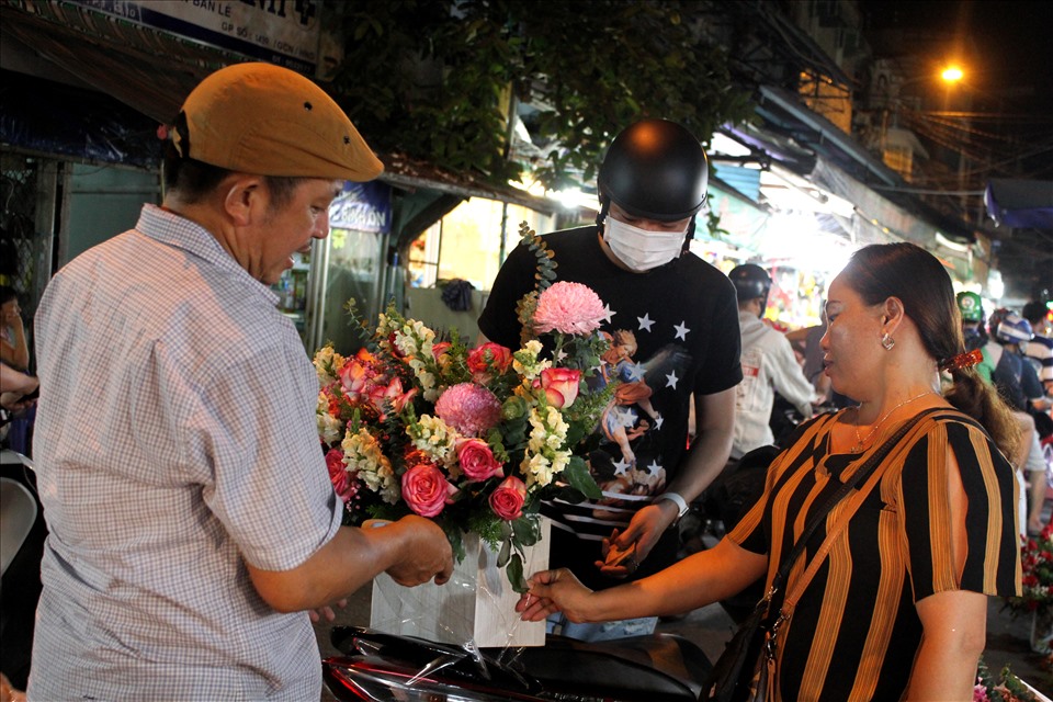 Các tiểu thương kinh doanh hoa tươi nói rằng, trong ngày 7.3, phần lớn khách hàng tới mua các bó, lẵng hoa có mức giá từ 200.000 đến 300.000 đồng.